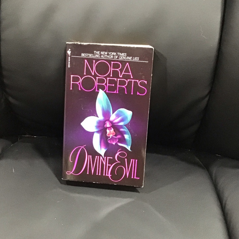 📚Nora Roberts "Divine Evil" Paperback Romance/Mystery/Suspense
